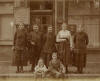 Voor het huis aan het Nieuwe Kerksplein 16 te Haarlem. Pieter Touwen 2e van links, rechts naast hem Louise Wilhelmina Touwen-Krooneman. Daarnaast schoondochter Grada Kooy. De kinderen zijn : Theodora Louise Touwen en Louis Pieter Krooneman (zus en broer)