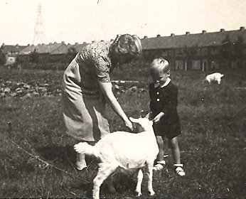 Voor ons huis aan de Distellaan 6-8-1944